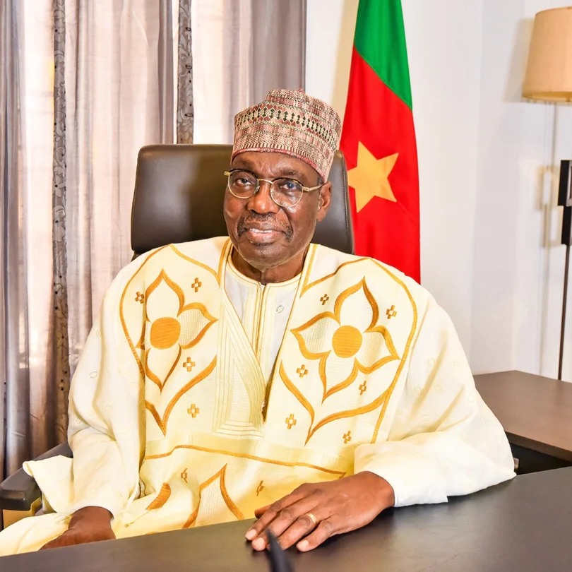 Issa Tchiroma Bakari s’exprimant lors de son address à la nation depuis sa résidence à Garoua après l’élection présidentielle du Cameroun 2025, appelant à une transition pacifique et à la vérité des urnes.*